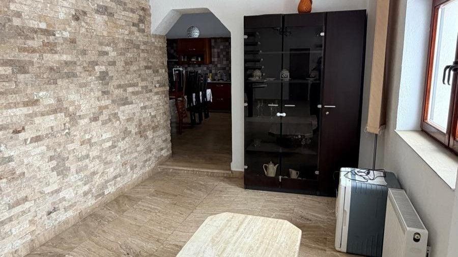 Casă individuală cu 8 camere cu Canalizare în Diosig