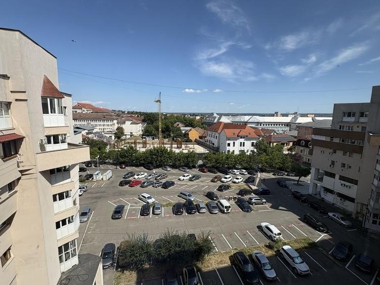 Apartament cu 4 camere decomandat în Ultracentral