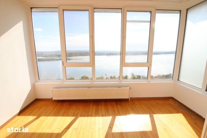 Apartament cu 3 camere decomandat în Faleză