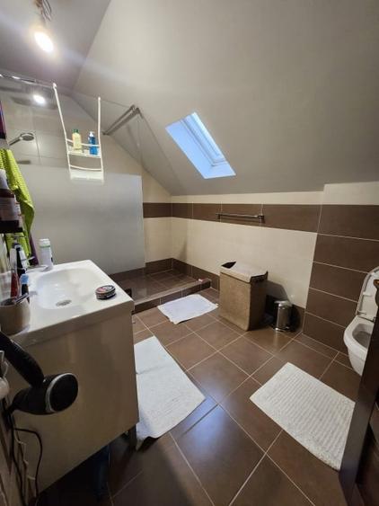 Casă individuală cu 6 camere cu Canalizare în Luna de Sus