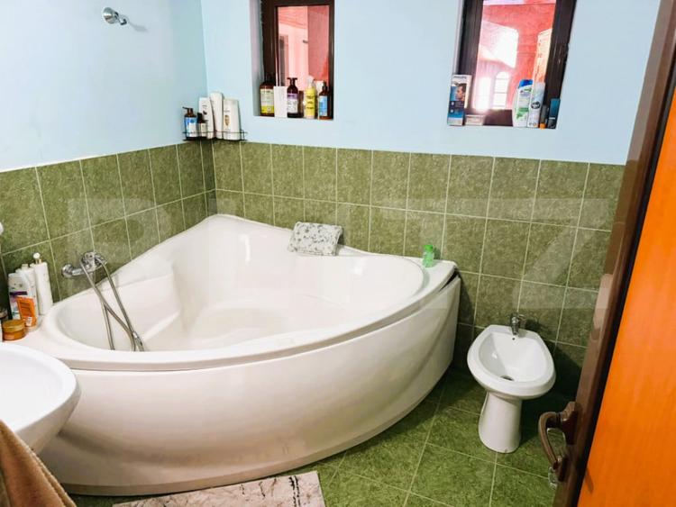 Casă cu 5 camere cu Teren 1324 Mp în Central