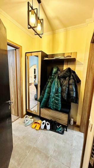 Apartament cu 3 camere semidecomandat, mobilat în Universitate
