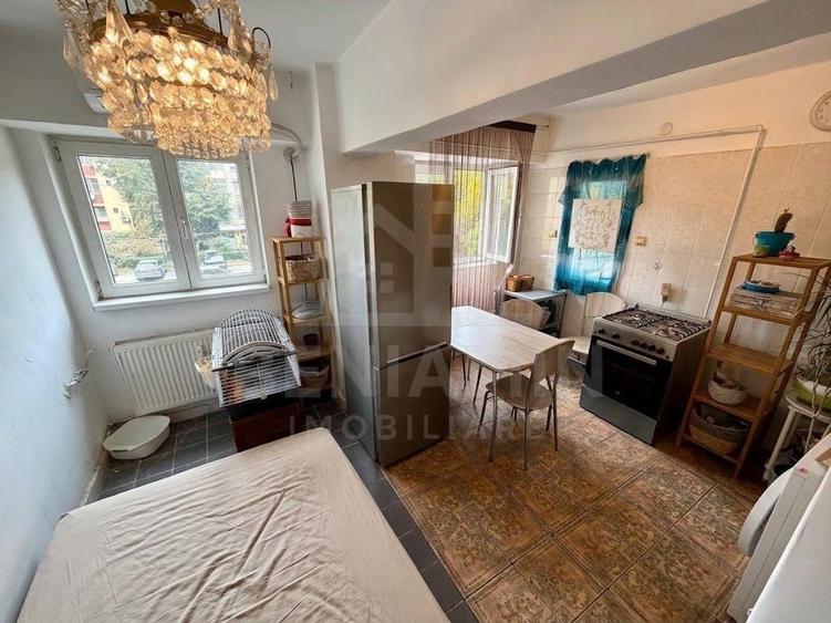 Apartament cu 3 camere decomandat în Calea București