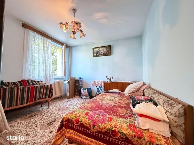 Apartament cu 3 camere semidecomandat în Costin Georgian