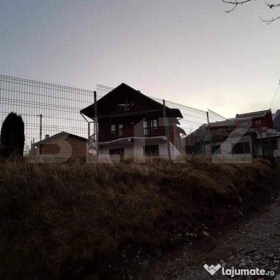 Casă cu 5 camere cu Teren 586 Mp în Poiana Țapului
