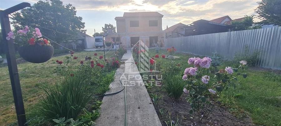Casă individuală cu 8 camere cu Canalizare în Fratelia