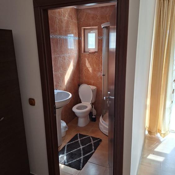 Casă cu 4 camere în Malu cu Flori