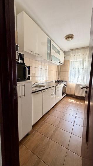 Apartament cu 3 camere semidecomandat în Craiovița Nouă