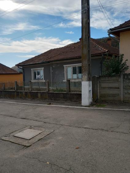 Casă cu 4 camere în Subcetate
