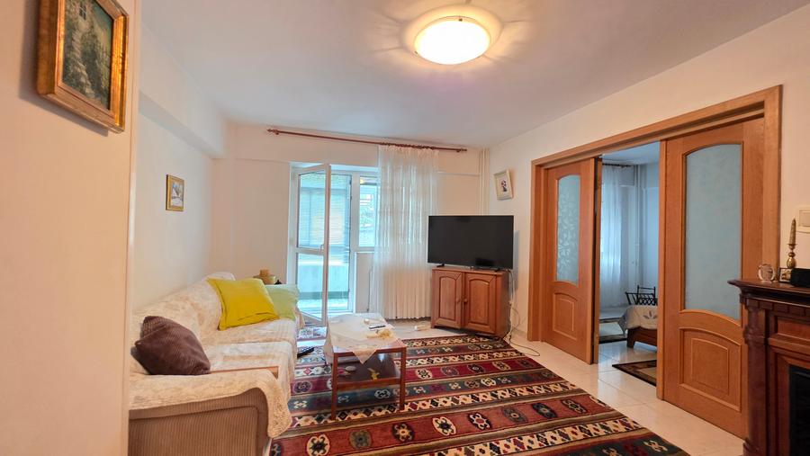 Apartament cu 3 camere semidecomandat în Calea Moroieni