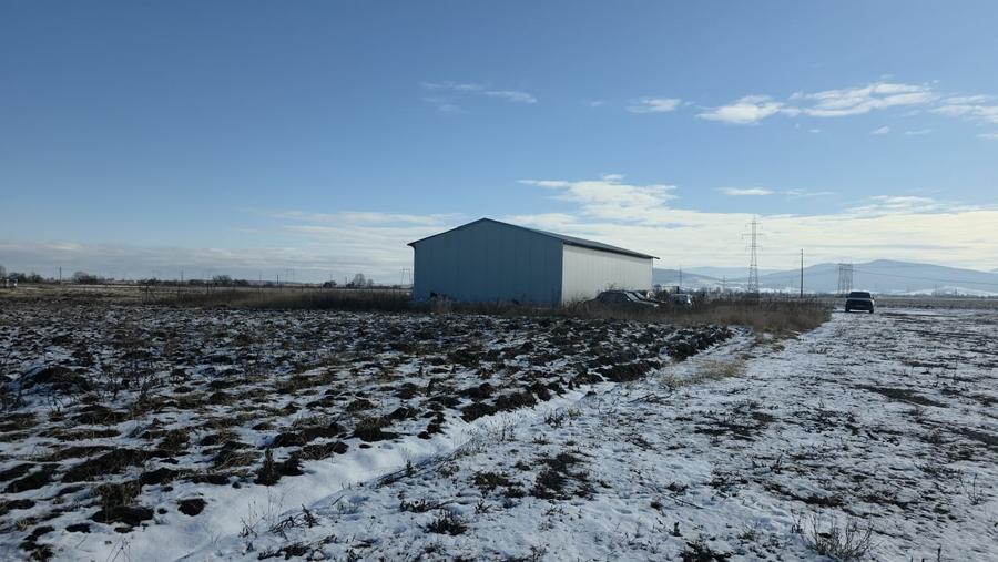 Spațiu industrial, de 221 mp, în Ozun