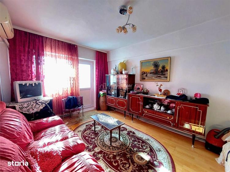 Apartament cu 3 camere decomandat în Piața