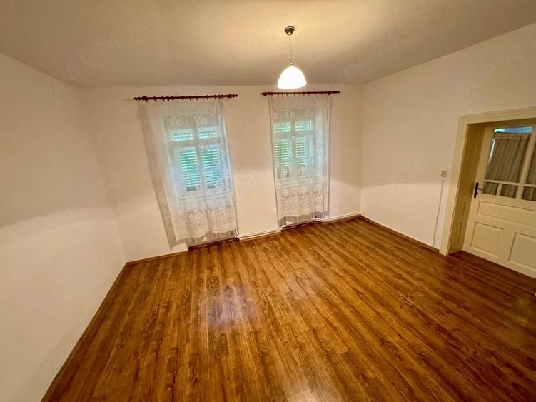 Casă cu 5 camere cu Teren 900 Mp în Central