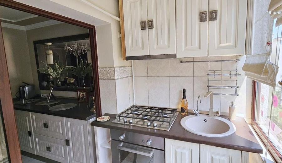 Apartament cu 3 camere decomandat, mobilat în Central