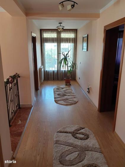 Casă cu 10 camere cu Teren 700 Mp în Obor
