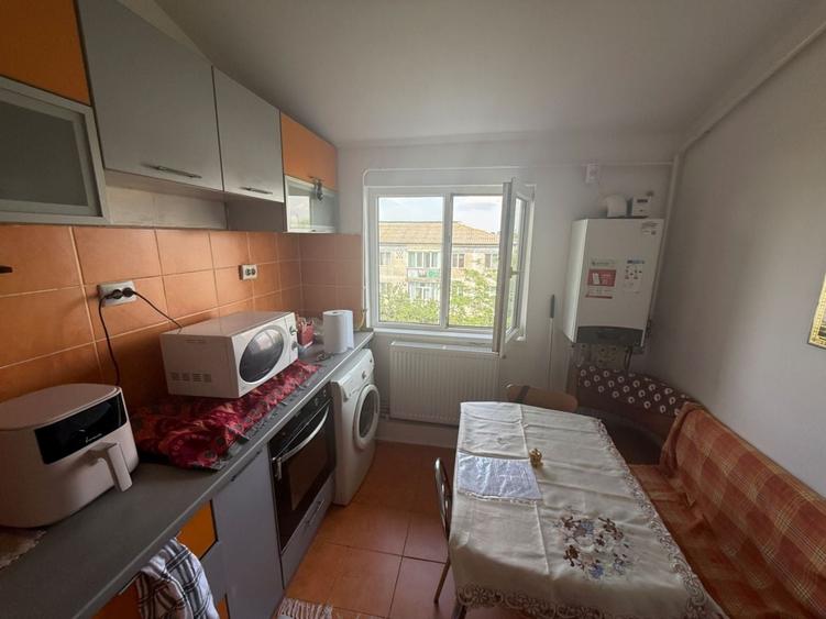 Apartament cu 3 camere semidecomandat, mobilat în Km 4-5