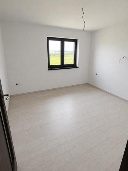Casă individuală cu 4 camere cu Teren 800 Mp în Periferie