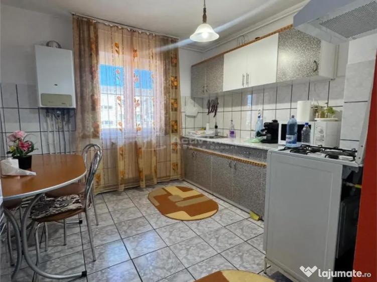 Apartament cu 3 camere semidecomandat în Gojdu