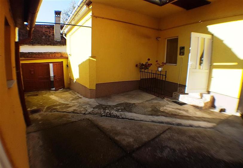 Casă individuală cu 2 camere cu Canalizare în Centrul Istoric