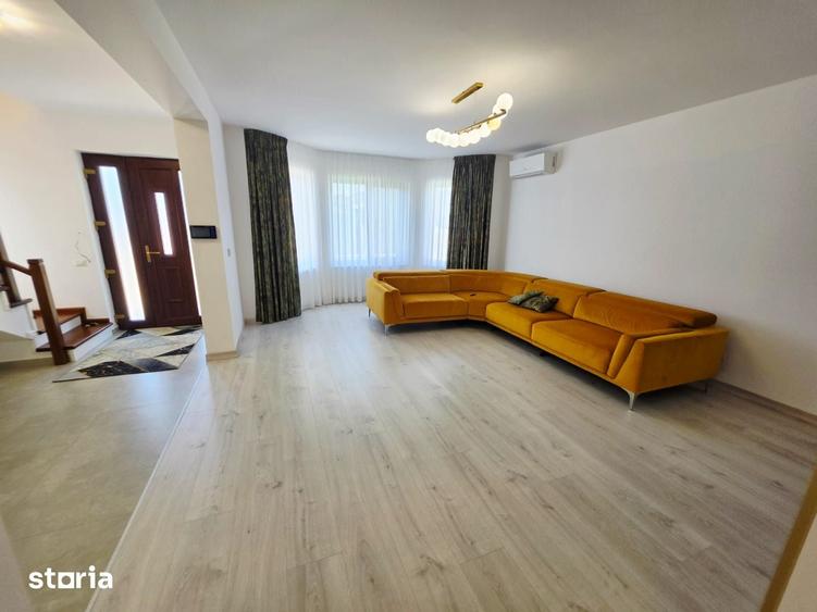 Casă cu 5 camere cu Teren 550 Mp în Păulești