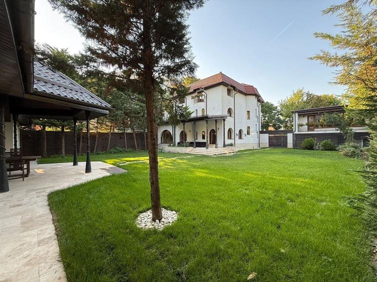 Casă cu 9 camere cu Canalizare în Splaiul Unirii