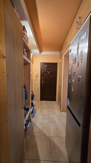 Apartament cu 2 camere semidecomandat în Craiovița Nouă
