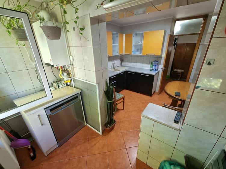 Apartament cu 3 camere decomandat, mobilat în Dacia