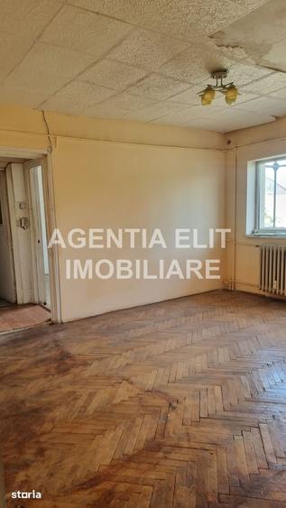 Apartament cu 3 camere semidecomandat în Central