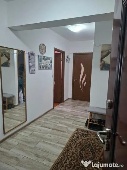 Apartament cu 3 camere semidecomandat în Central