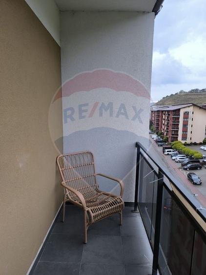 Apartament cu 3 camere semidecomandat, mobilat în Florești