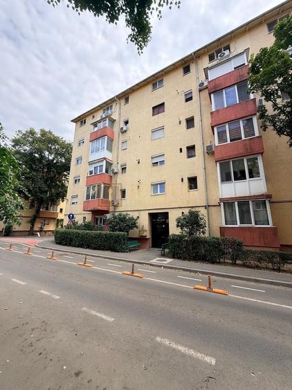 Apartament cu 3 camere decomandat în Dâmbovița