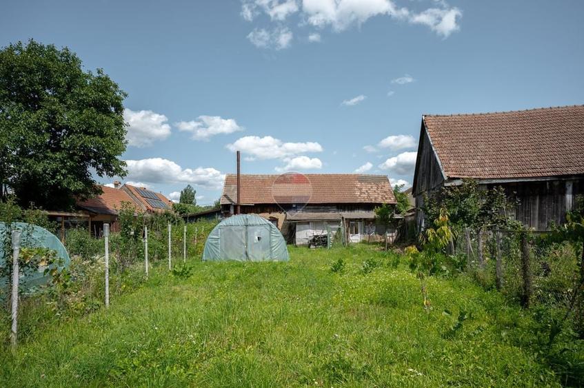Casă cu 2 camere cu Teren 931 Mp în Șinca