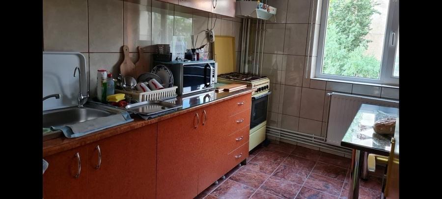 Apartament cu 3 camere decomandat în Vitan