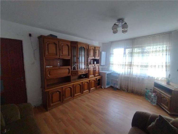 Apartament cu 2 camere nedecomandat, mobilat în Oravița