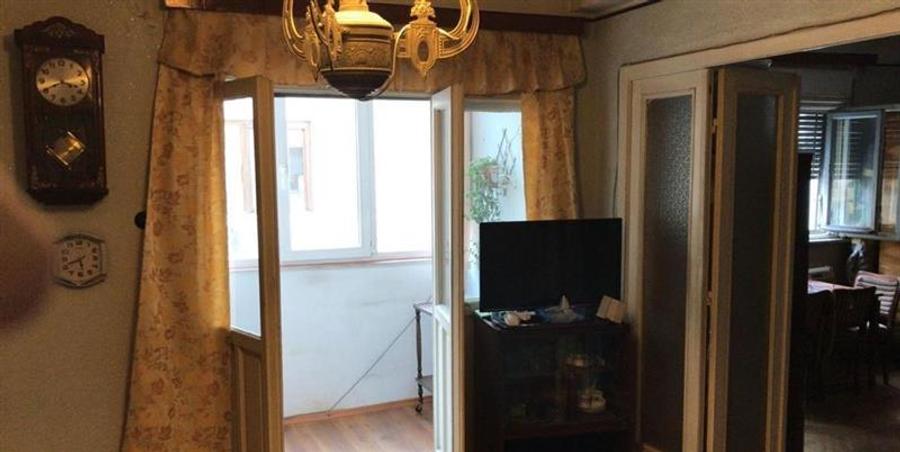 Apartament cu 3 camere semidecomandat, mobilat în Moșilor