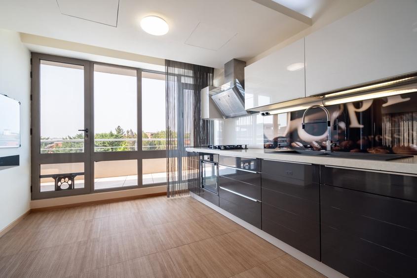 Apartament cu 5 camere decomandat în Băneasa