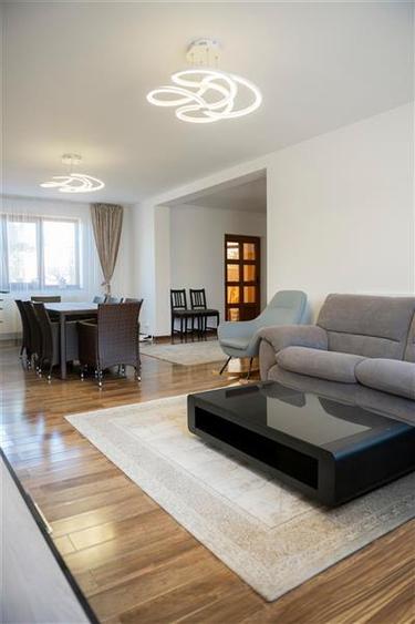 Casă individuală cu 8 camere cu Teren 555 Mp în Lazu