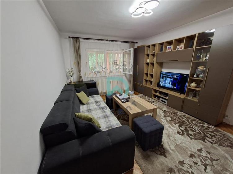 Apartament cu 3 camere semidecomandat în Florilor