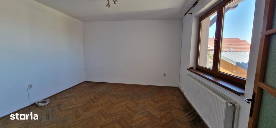 Casă cu 5 camere cu Teren 420 Mp în Trei Stejari