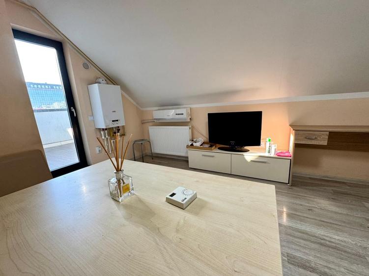 Apartament cu 2 camere semidecomandat, mobilat în Central