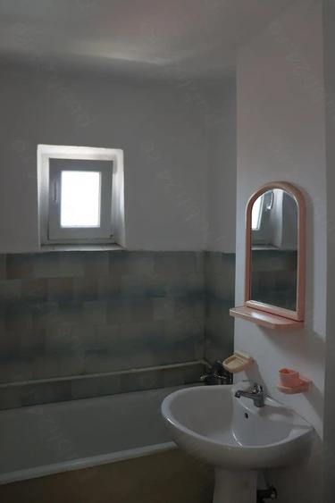 Apartament cu 3 camere semidecomandat în Dorobanți 1