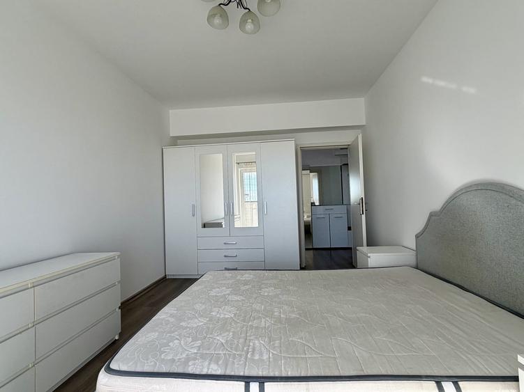 Apartament cu 4 camere semidecomandat, mobilat în Între Lacuri