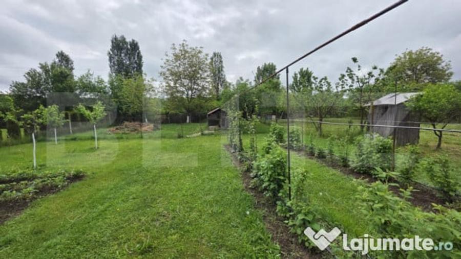 Casa de vanzare, 6 camere, 340 mp, cu 22 arii de teren, zona - 16