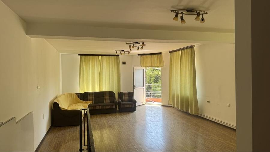 Apartament cu 3 camere decomandat în Poarta 6