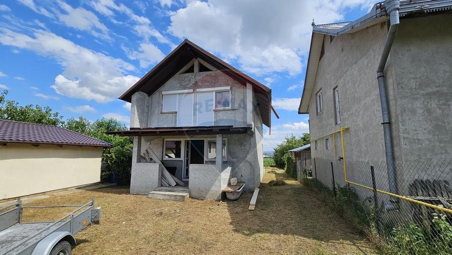 Casă individuală cu 6 camere cu Teren 1700 Mp în Lisaura