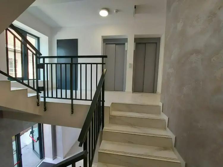 Apartament cu 3 camere semidecomandat în 13 Septembrie