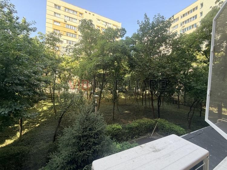 Apartament cu 3 camere semidecomandat în Colentina