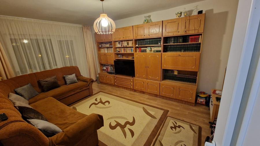 Apartament cu 4 camere decomandat în Feldioara