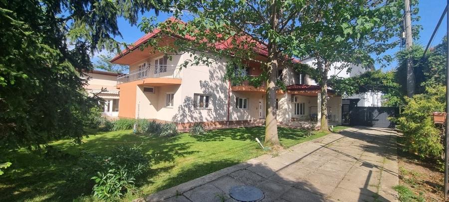 Casă individuală cu 7 camere cu Teren 1000 Mp în Central