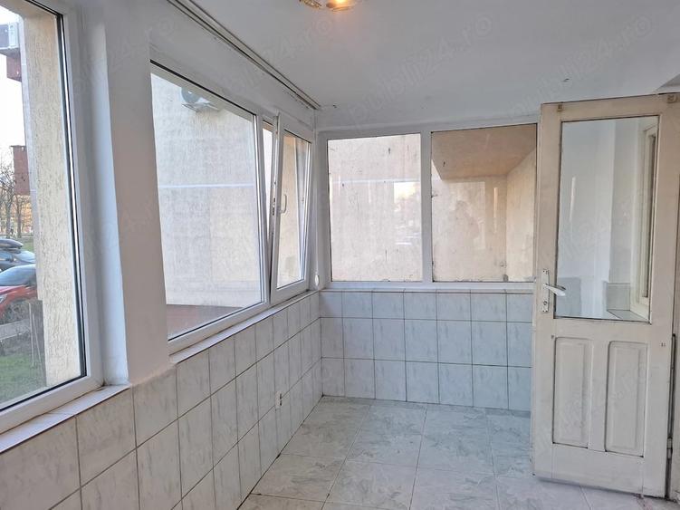 Apartament cu 3 camere semidecomandat în Girocului